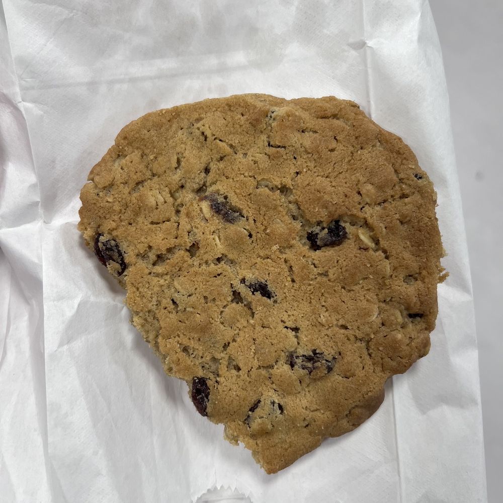 S'MAC - Oatmeal raisin cookie was big as the palm of my hands. Taste good,sweet but not too sweet for me. - American Near Me - New York, New York