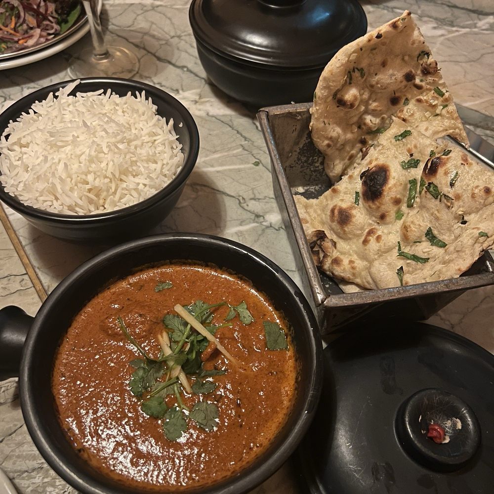 Dishoom - Chicken ruby, garlic naan, and rice! So good! Definitely a meal for 2 people! - Indian Near Me - London, XGL