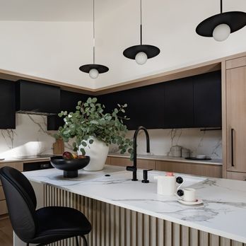 Blue Sound Construction - Mercer Island custom kitchen remodel by Blue Sound Construction, Design: Michelle Dirkse Interior Design, photo: Kara Mercer - General Contractors Near Me - Shoreline, Washington