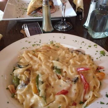 Caisleain Oir - Linguini with cream and al dente vegetables. - Hotels Near Me