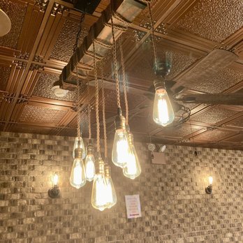 El Barrista Cafe - Lighting above my table. 11/05/21 - Breakfast & Brunch Near Me - New York, New York