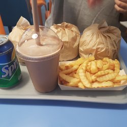 Dylan's grill - Shake,  pommes och hamburgare som är väldigt gulligt paketerade