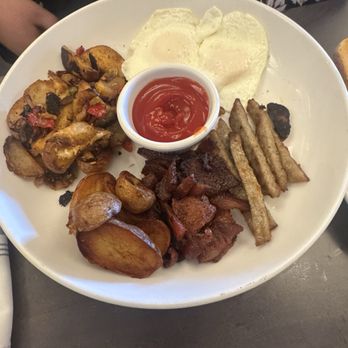 Hilltop Kitchen & Bar - Wine Bars Near Me - Syosset, New York