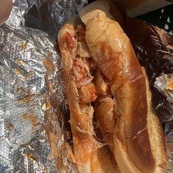 The Lobster Food Truck - Hot Lobster Roll is too mini for $25