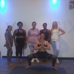 YogaSix - Group pic with the instructor.
