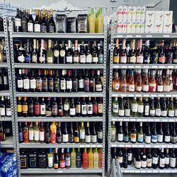Rocketts Market Cafe - Huge wine selection