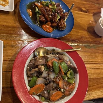 Boun Thai Kitchen - Orange Chicken and Stir-Fried Black Pepper Beef - Salad Near Me - Paradise, Nevada Boun Thai Kitchen - Orange Chicken and Stir-Fried Black Pepper Beef - Salad Near Me - Paradise, Nevada