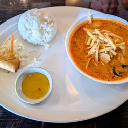 Thai La Moon - Lunch special - red chicken curry