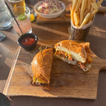 Oak - Burger and spicy chicken sandwich - New American Near Me - Laguna Beach, California