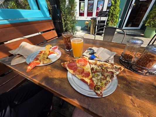 Mississippi Pizza & Atlantis Lounge by null