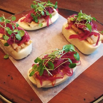 A Casa do Porco Bar - Pork and pickled veggies over chinese-style bread - Bars Near Me - São Paulo, SP