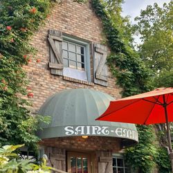 Saint-Emilion Restaurant - The outside is darling and picturesque!