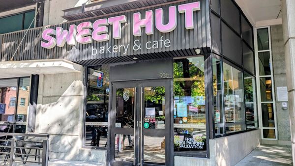 Sweet Hut Bakery & Cafe by null