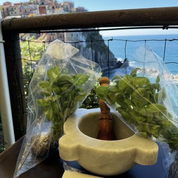 Nessun Dorma - Pesto making class - Step 1 - Tapas/Small Plates Near Me - Manarola, SP