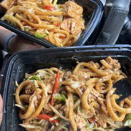 Black pepper yaki udon with fried tofu and with chicken