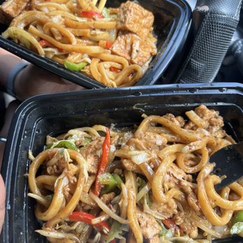 107 Taste Asian Restaurant South Miami - Black pepper yaki udon with fried tofu and with chicken - Asian Fusion Near Me - South Miami, Florida