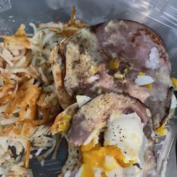 This is a picture of eggs Benedict delivered by Uber. Looks like garbage, doesn't it? This is a picture of eggs Benedict delivered by Uber. Looks like garbage, doesn't it?