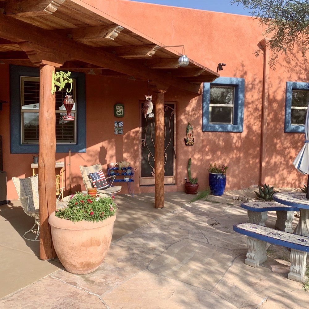 Down by the River Bed & Breakfast - Beautiful outdoor common area - Hotels Near Me - Saint David, Arizona