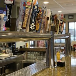 Lefty's Main Street Grille - Bar area