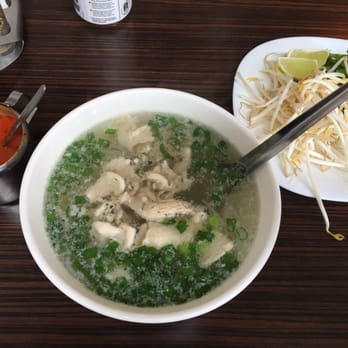 Pho Hanoi - De pho met kip (mmmm!) en links ernaast de sriracha sambal. - Vietnamese Near Me - Rotterdam, ZH Pho Hanoi - De pho met kip (mmmm!) en links ernaast de sriracha sambal. - Vietnamese Near Me - Rotterdam, ZH