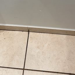 Dirty dressing room!  I can understand tags and papers on the ground, but not dust! That's not good for those who have allergies!