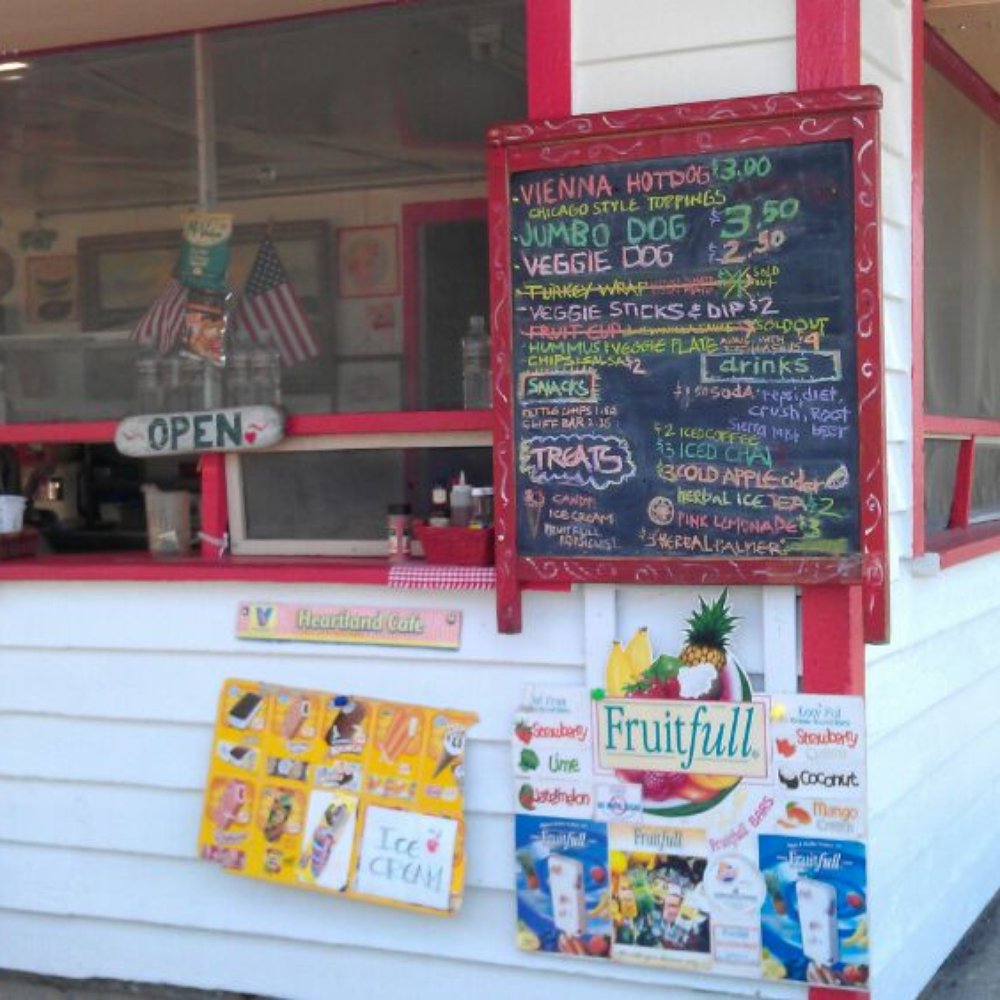 Loyola Park - You can grab a bite to eat at Heartland  Cafe while people watching,lake watching,and just plain ole' relaxing at the beach - Parks Near Me - Chicago, Illinois