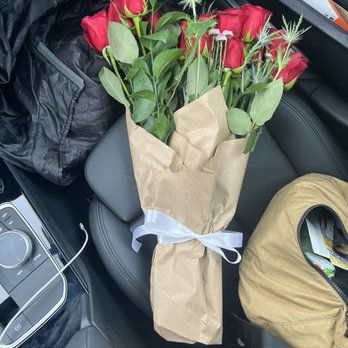Ralphs Fresh Fare - a bouquet of roses in a car - Grocery Near Me - Los Angeles, California Ralphs Fresh Fare - a bouquet of roses in a car - Grocery Near Me - Los Angeles, California