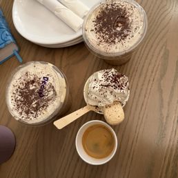 Tiramisu latte, tiramisu sundae Tiramisu latte, tiramisu sundae