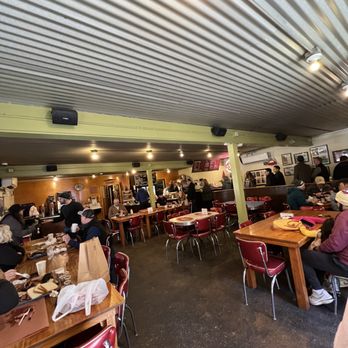 Franklin Barbecue - Indoor seating, there are also a few tables outside. - Barbeque Near Me - Austin, Texas Franklin Barbecue - Indoor seating, there are also a few tables outside. - Barbeque Near Me - Austin, Texas