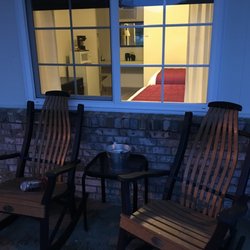 Cardinal Inn - Your rockers right outside your door