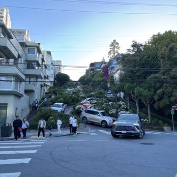 Lombard Street - Landmarks & Historical Buildings Near Me - San Francisco, California