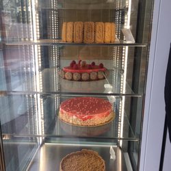 Au Pain de Verdun - Cakes on display