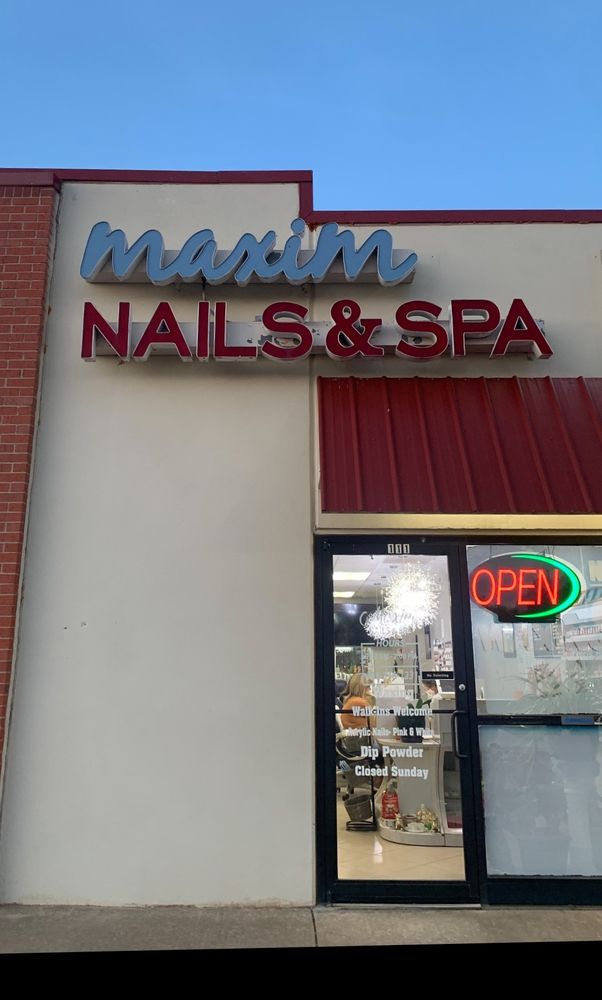 Maxim Nails & Spa Logo