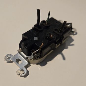 Joeboys electrical - Old outlet that was not getting any power. - Lighting Fixtures & Equipment Near Me