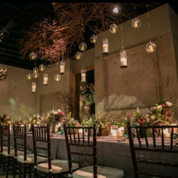 The head table with floating branch and candle structure. The head table with floating branch and candle structure.