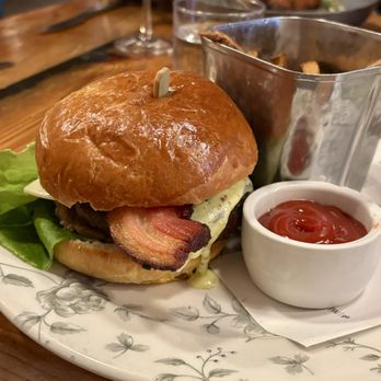 Amber Ox Public House - Bacon burger - American Near Me - Williamsburg, Virginia Amber Ox Public House - Bacon burger - American Near Me - Williamsburg, Virginia