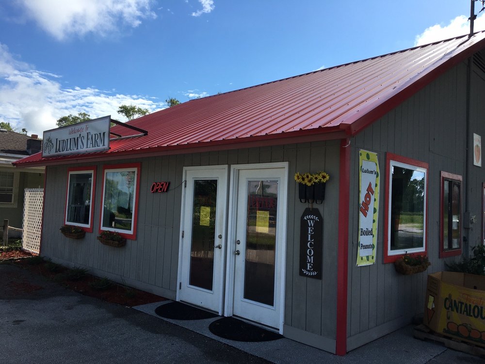 Ludlum's Produce Logo