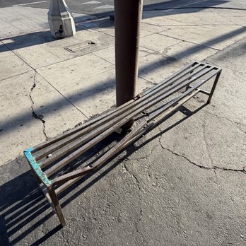El Pique - Bench to sit while you wait - Food Trucks Near Me - Highland Park, California