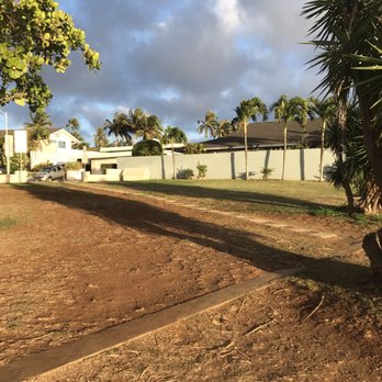 China Walls - Entrance of beachway toward street - Beaches Near Me - Honolulu, Hawaii China Walls - Entrance of beachway toward street - Beaches Near Me - Honolulu, Hawaii