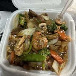 Hunan Chinese Restaurant - Happy family
