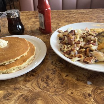 Gail's Carriage Inn - Omelette with potatoes and pancakes - Breakfast & Brunch Near Me - Des Plaines, Illinois