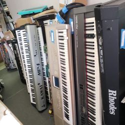 Logical Sound - Front entrance - a Rhodes MK-80??