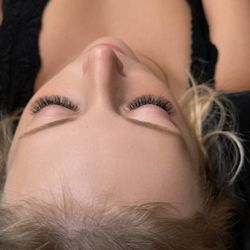 The Beehive Lash & Brow Bar - Russian volume set of lash extensions