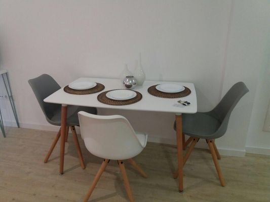 L & H Latina by null