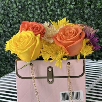Flamingo Supermarket - Gorgeous flowers in a purse - Grocery Near Me - Hollywood, Florida