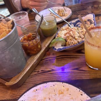 La Luna - Salsa flight Mango luna margarita Guava Luna Margarita Elote - Mexican Near Me - Chicago, Illinois La Luna - Salsa flight Mango luna margarita Guava Luna Margarita Elote - Mexican Near Me - Chicago, Illinois
