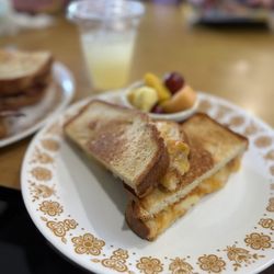 Vinton Cafe - Kids grilled cheese and fruit