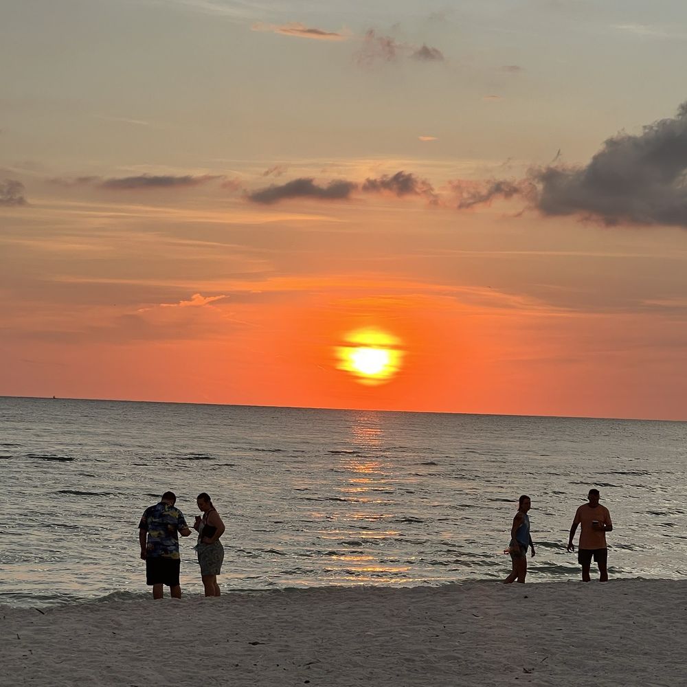 Sarasota Sands Resort - Sunset - Resorts Near Me - Sarasota, Florida Sarasota Sands Resort - Sunset - Resorts Near Me - Sarasota, Florida