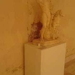 Museo Delle Navi Di Nemi - Statua e piedistallo a coprire una macchia di muffa