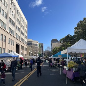 Downtown Berkeley Farmers' Market - Overall view and crowd at 9:30am. - Farmers Market Near Me - Berkeley, California Downtown Berkeley Farmers' Market - Overall view and crowd at 9:30am. - Farmers Market Near Me - Berkeley, California
